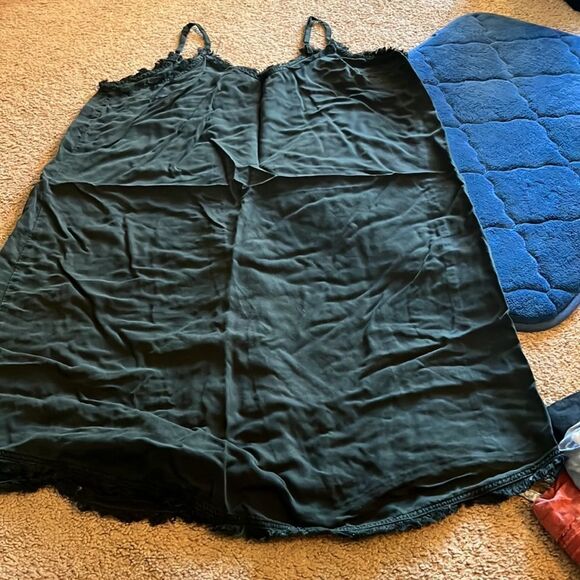 Thread & supply large black dress - Picture 3 of 7